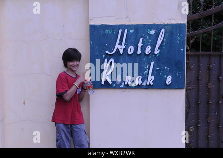 11 anni di razza mista ragazzo cambogiano (- American) con l'ormai defunta Hotel Renakse vicino al Palazzo Reale di Phnom Penh Cambogia. Credito: Kraig Lieb Foto Stock