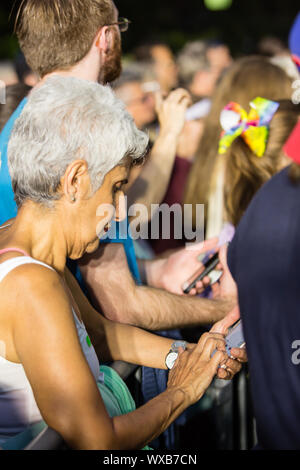 New York, NY, STATI UNITI D'AMERICA. Xvi Sep, 2019. Il Senatore del Massachusetts e candidato presidenziale democratico Elizabeth Warren ha attirato un grande e la folla entusiasta a un discorso per il suo sempre più popolare 2020 campagna presidenziale di New York Washington Square. Warren ha ottenuto il supporto di Trey Research di famiglie lavoratrici Party in precedenza durante la giornata. La folla è stato chiesto al testo il loro sostegno alla campagna e molti obbligati. Credit: Ed Lefkowicz/Alamy Live News Foto Stock