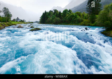 Milky blu acqua glaciale di Briksdal fiume in Norvegia Foto Stock