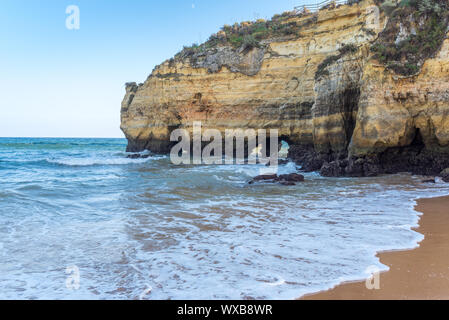 Klippen und Steilküste an der südlichen Algarve bei Lagos, Portogallo Foto Stock