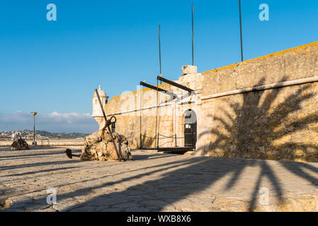 Fortificazione all'entrata del porto di Lagos Foto Stock