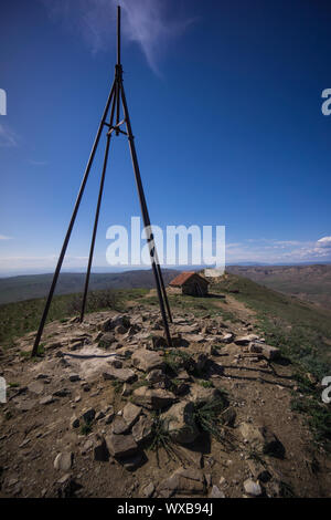 Hill Top cross sulla montagna georgiano Foto Stock