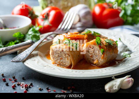 Involtini di cavolo con carne macinata e panna acida. Foto Stock