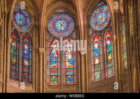 Le finestre di vetro macchiate di Notre Dame de Paris Foto Stock