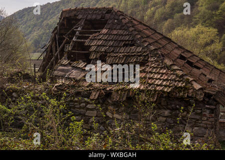 Il marcio tetto di casa vecchia Foto Stock