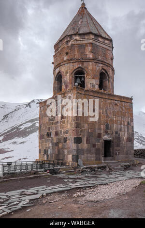 Cappella gergeti torre di guardia di fronte all mountain Foto Stock