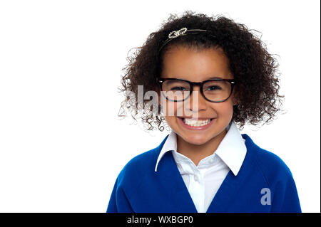 Di origine africana bespectacled ragazza primario su uno sfondo bianco. Foto Stock