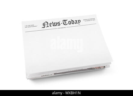 Una pila di quotidiani con il titolo 'News di oggi e di spazio vuoto per informazioni. Isolato su bianco. Foto Stock