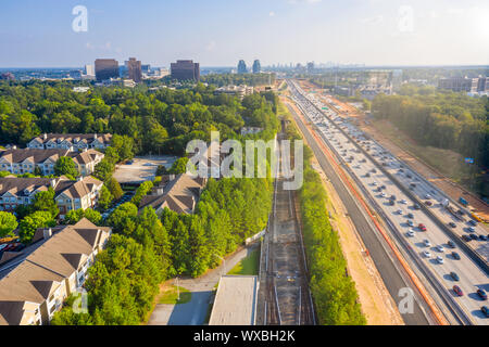 Condomini nei sobborghi di Atlanta proprio accanto all'autostrada GA 400 durante l'espansione del progetto di costruzione Foto Stock