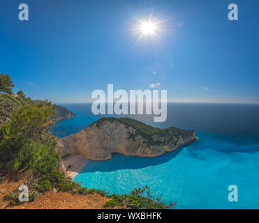 Sole che splende su scogliere nel naufragio Cove Foto Stock