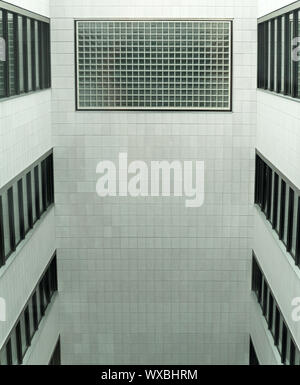 Interno cortile aperto in un moderno edificio a più piani Foto Stock