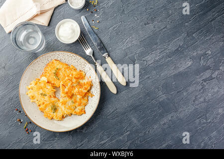 In padella frittelle di patate - röstinchen, kartoffelpuffer, latkes, draniki, hash browns Foto Stock