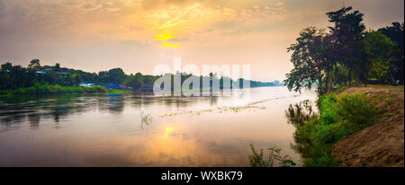 Alba sul fiume Kwai, Kanchanaburi, Thailandia. Panorama Foto Stock