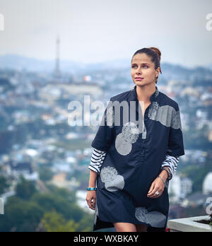 La donna che si affaccia sul panorama della città di Dalat, Vietnam Foto Stock