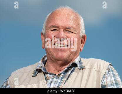 Dresden, Germania. Decimo Sep, 2019. Eberhard Mittag, Presidente della Fernsehturm Dresden e.V., sorge sul tetto di un edificio residenziale nel centro della città. Credito: Robert Michael/dpa-Zentralbild/dpa/Alamy Live News Foto Stock