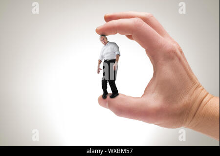 Creative concettuale colpo di un uomo tra le dita. Foto Stock