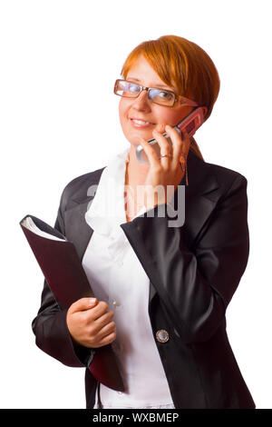 Redhead Business donna che parla al telefono isolato su bianco Foto Stock