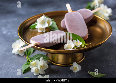 Artigianale di gelato di glassa di cioccolato. Foto Stock