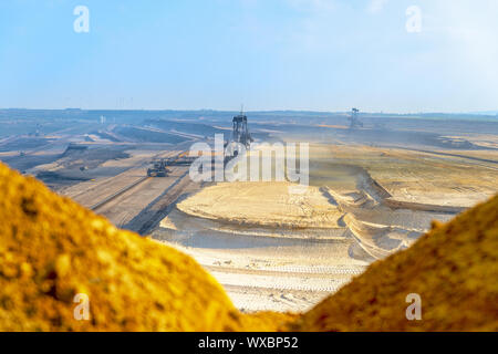 Un escavatore sovraccaricare in Garzweiler II miniera a cielo aperto Foto Stock