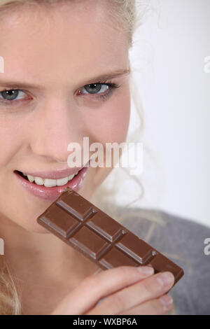 Ragazza mangiare il cioccolato Foto Stock