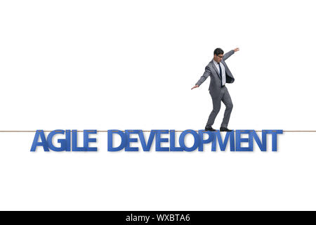 Agile il concetto di trasformazione con imprenditore camminando sulla stretta r Foto Stock