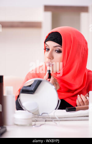Bella donna di hijab applicare il make-up Foto Stock