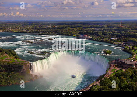 Vista aerea di cascate Horseshoe compresa la Domestica della Foschia vela sul fiume Niagara, Canada e Stati Uniti d'America confine naturale Foto Stock