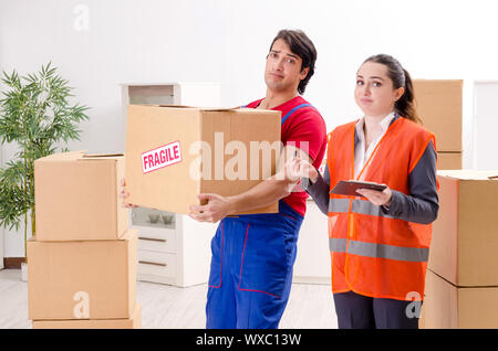 Professional movers facendo home delocalizzazione Foto Stock