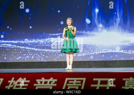 (190917) -- Shanghai, Sett. 17, 2019 (Xinhua) -- un alunno recita in mandarino durante la cerimonia di apertura del ventiduesimo Mandarin popolarizzazione settimana a est della Cina di Shanghai, Sett. 16, 2019. La ventiduesima Mandarin popolarizzazione settimana è detenuto da sett. 16 a 22 in tutta la Cina, evidenziando una miriade di lingua Mandarina e attività di scrittura, secondo il Ministero dell'istruzione. Incentrato sulla promozione di mandarino e di portare avanti la Cina bene la cultura tradizionale, l'evento di quest'anno inizia a Shanghai e si conclude nella città di Kaili nel sud-ovest della Cina di Guizhou, il ministero ha detto. (Foto Foto Stock