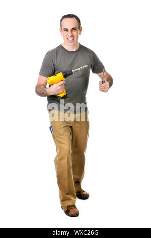 Fiducioso tuttofare tenendo un trapano e cacciavite Foto Stock