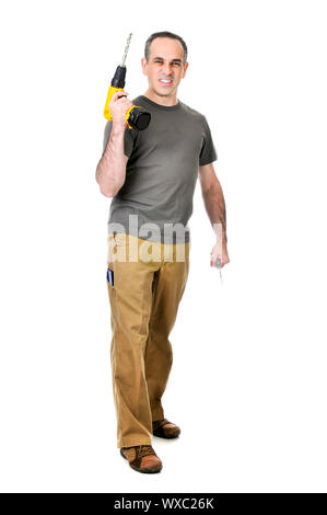 Fiducioso tuttofare tenendo un trapano e cacciavite Foto Stock