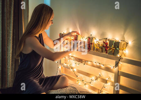 Mom rende un calendario per un bambino - un figlio o di una figlia sulla testata Foto Stock