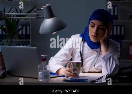 Arab medico donna che lavorano nella Clinica di notte Foto Stock