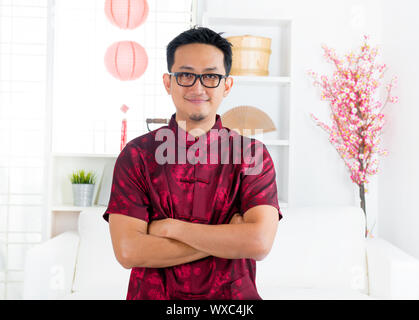 Uomo cinese tradizionale Cinese Tang suit saluto in piedi in ambienti interni Foto Stock