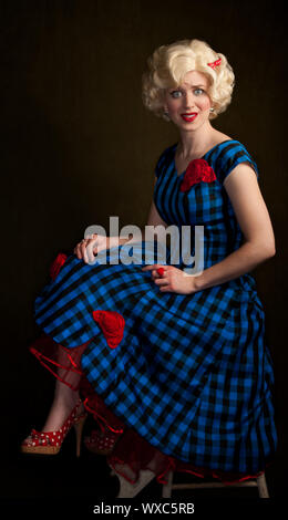 Tense retrò donna bionda in vintage 50s dress Foto Stock