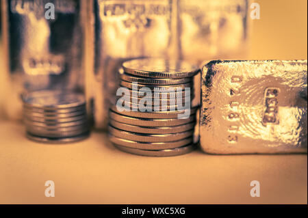 Oro Bar e la pila di monete d'oro. Sfondo per finanziare concetto bancario. Commercio di metalli preziosi. Foto Stock