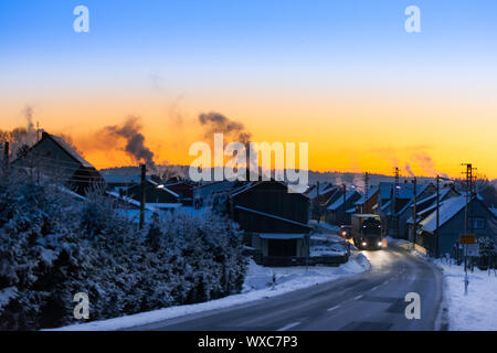 Vista su Siptenfelde nella catena montuosa di Harz di sunrise Foto Stock