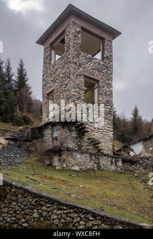 Abbandonata vecchia torre di guardia in svanetia Foto Stock