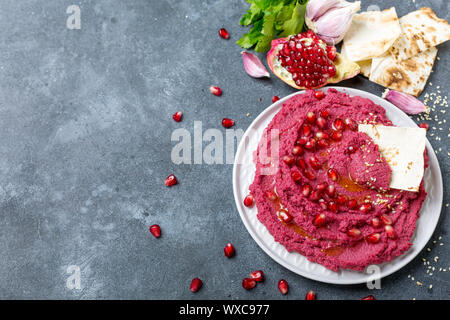 Barbabietole hummus dip con pane pita. Foto Stock