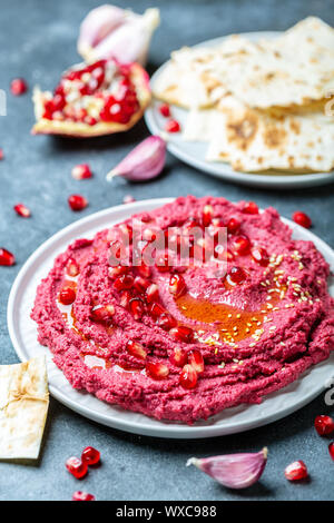 Tradizionali fatti in casa hummus di barbabietole. Foto Stock