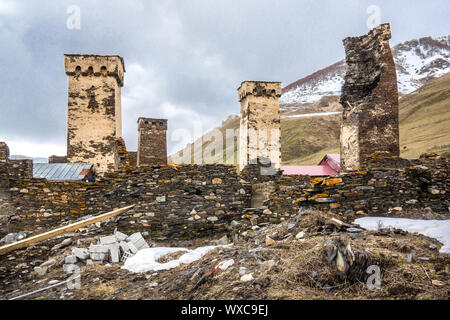 Famosa località turistica evidenziare in ushguli torri difensive Foto Stock