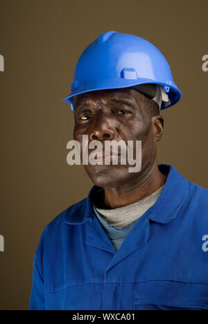 Ritratto di African American lavoratore edile, tuttofare, elettricista, falegname Foto Stock