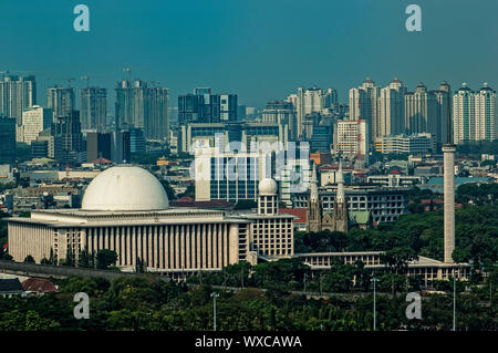 La Moschea Istiqlal, tra Giacarta gli edifici Foto Stock