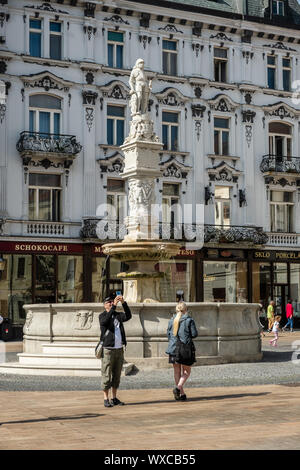 BRATISLAVA, Slovacchia - 18 agosto 2019: Roland's fontana nella piazza principale Foto Stock