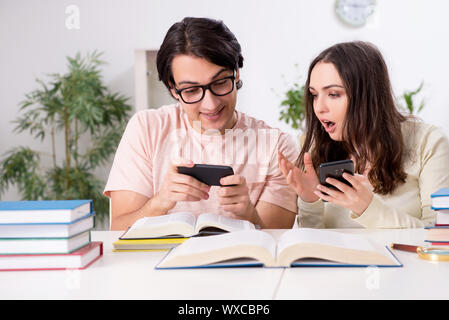 Studenti in preparazione per l'esame insieme a casa Foto Stock