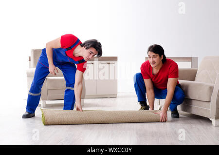 Due giovani contraente i dipendenti che si spostano oggetti personali Foto Stock
