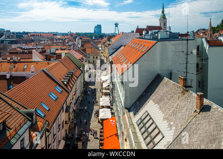 BRATISLAVA, Slovacchia - 18 agosto 2019: vista sulla città dalla torre di Michael's Gate Foto Stock