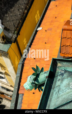 BRATISLAVA, Slovacchia - 18 agosto 2019: un gargoyle dalla torre di Michael's Gate Foto Stock