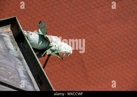 BRATISLAVA, Slovacchia - 18 agosto 2019: un gargoyle dalla torre di Michael's Gate Foto Stock