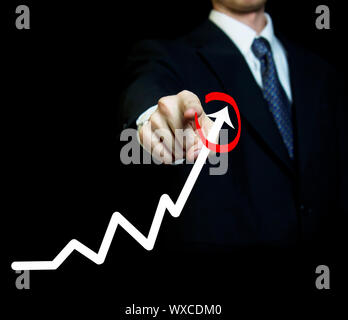 Imprenditore evidenziando la crescita aziendale su un grafico Foto Stock